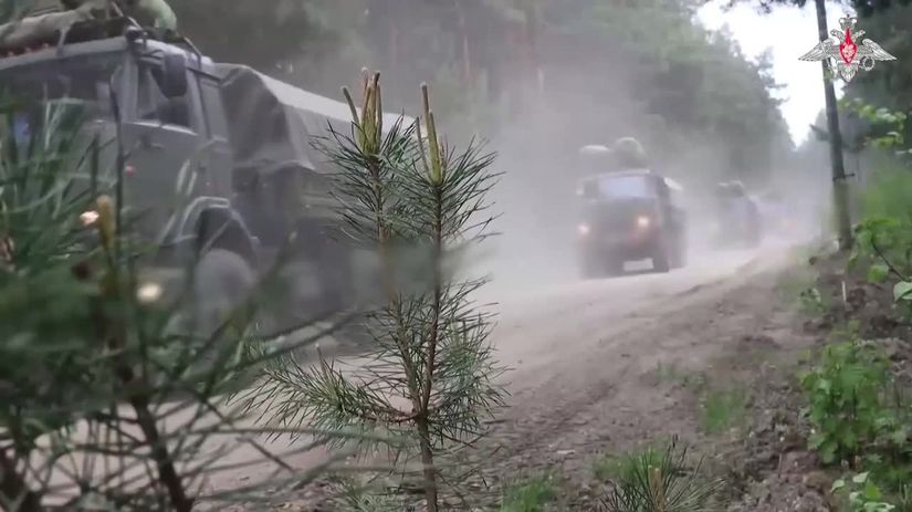 VIDEO Rusko cvici jadrove sily do terenu vyrazilo 64 000 ludi a 7 500 kusov techniky