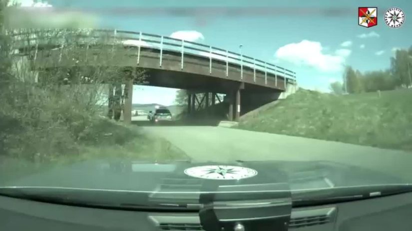 VIDEO Sialena nahanacka aku len tak neuvidite Mladik pred policiou unikal ako zmyslov zbaveny