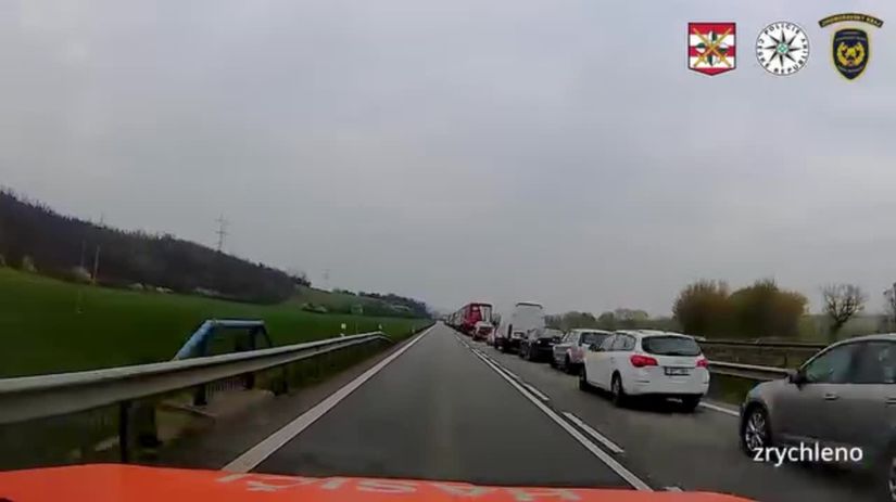 VIDEO Tak toto sa len tak nevidi Muz po hrozivej celnej zrazke nevahaj s pomocou ani na sekundu