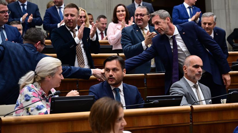 prepichnute pneuamtiky a rozbite auto vyzera to akoby sa roztrhlo vrece s utokmi na poslancov co za tym stoji