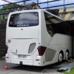 Desiva nehoda pri znaymich viaduktoch Autobus sa nezmestil a prisiel o strechu hlasia zranenych