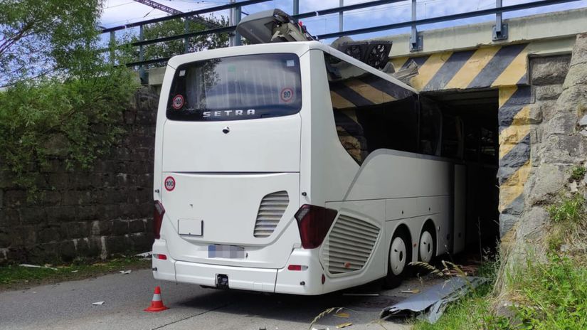 Desiva nehoda pri znaymich viaduktoch Autobus sa nezmestil a prisiel o strechu hlasia zranenych