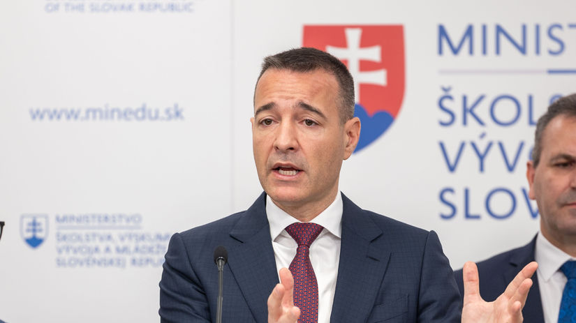 Druckerovi prischla aj druha funkcia Mal zaskakovat par tyzdnov no pol roka neskor stale sedi na dvoch stolicach