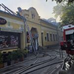 FOTO Obrovsky poziar v centre Sturova Plamene znicili strechu komplexu skody sa pocitaju v milionoch