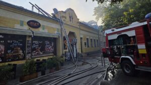 FOTO Obrovsky poziar v centre Sturova Plamene znicili strechu komplexu skody sa pocitaju v milionoch