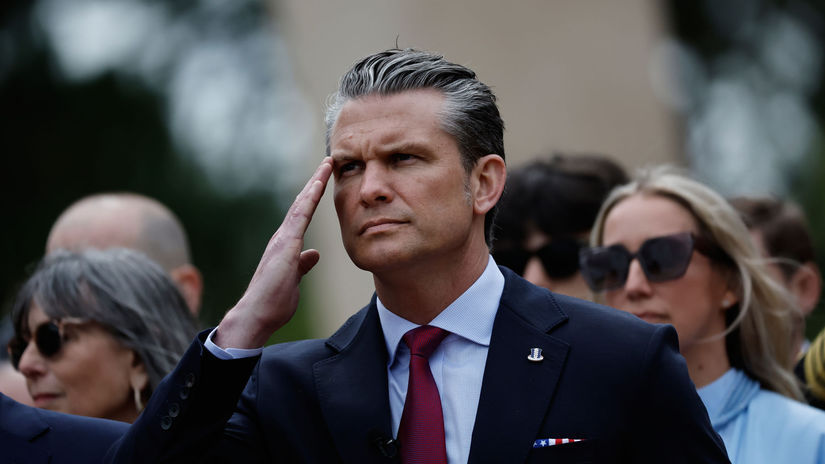 Invázia migrantov. Hegseth svojím prejavom v Normandii nahneval historikov: Stupidita, je to „komiksový blázon“ 7 Invazia migrantov Hegseth svojim prejavom v Normandii nahneval historikov Stupidita je to komiksovy blazon