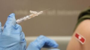Klamala farmaceuticka firma o vakcine Brusel si posvieti na giganta Sanofi