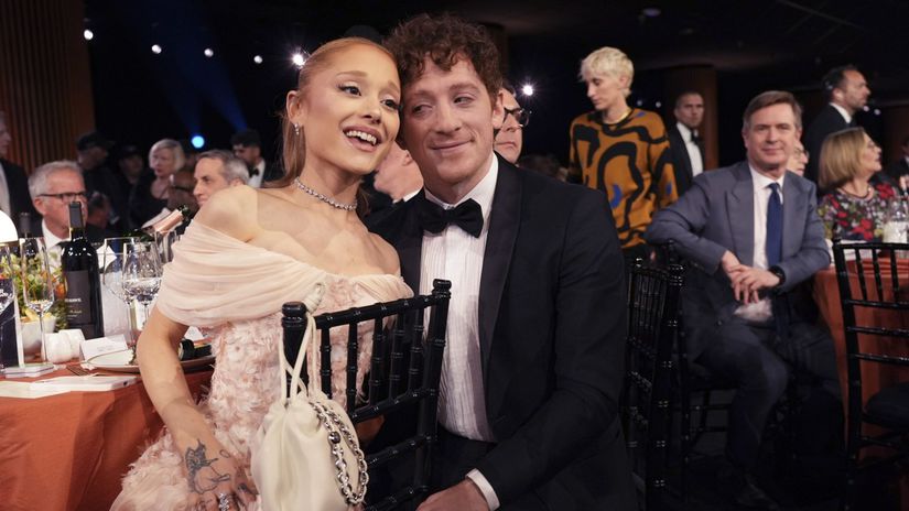 Poslala k vode ďalšieho muža? Ariana Grande a Ethan Slater sa údajne po troch rokoch rozišli. 7 Poslala k vode dalsieho muza Ariana Grande a Ethan Slater sa udajne po troch rokoch rozisli