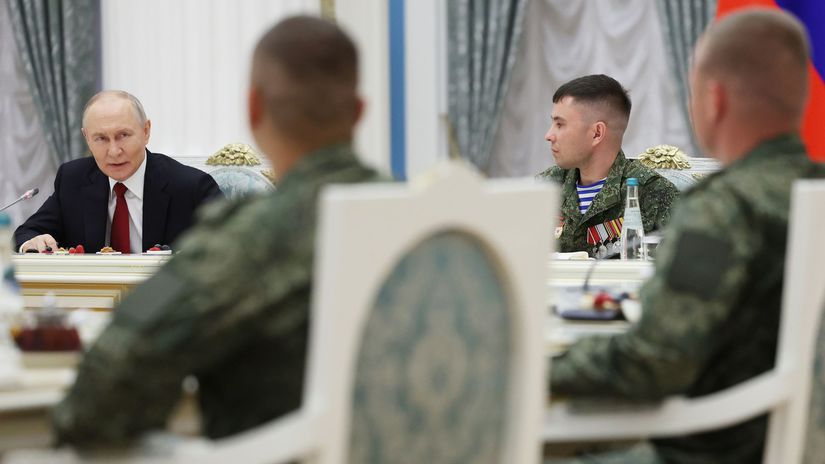 Putin odhalil kolko vojakov nasadil proti Ukrajine Priznal aj problem ktory suzuje Moskvu