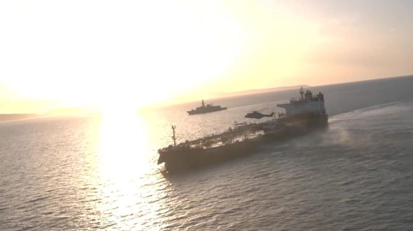 Ruská tieňová flotila mení smer. Po zadržaní tankera v Lamanšskom prielive sa ďalšie lode obracajú. 9 Ruska tienova flotila meni smer Po zadrzani tankera v Lamanskom prielive sa dalsie lode obracaju