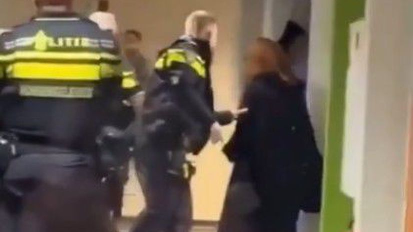 VIDEO: Brutálne zábery z Holandska: tehotná žena skončila po zásahu policajta na zemi 7 VIDEO Brutalne zabery z Holandska tehotna zena skoncila po zasahu policajta na zemi