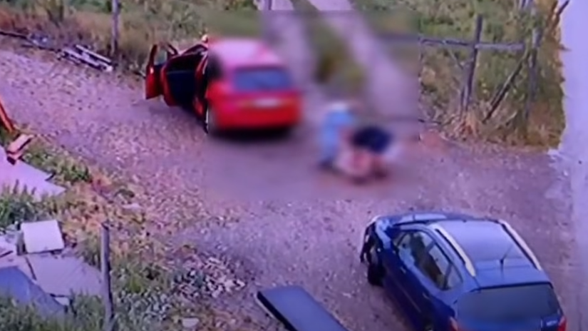VIDEO Vydieranie ako z 90 rokov Taxikara zavolali do pasce brutalne ho napadli a okradli
