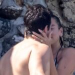 Vasnive bozky a nezbedne dotyky Dua Lipa a Callum Turner sa nedokazu od seba odtrhnut V ktorom europskom meste si uzivali more