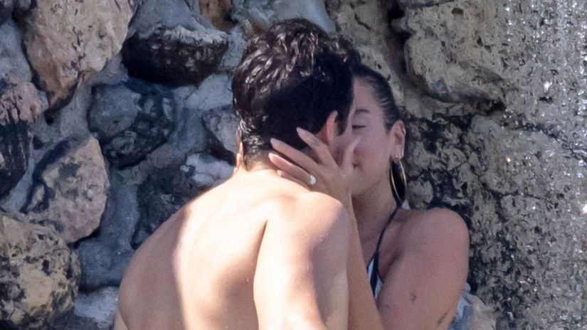 Vasnive bozky a nezbedne dotyky Dua Lipa a Callum Turner sa nedokazu od seba odtrhnut V ktorom europskom meste si uzivali more