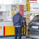 Vyrazny pokles cien na cerpacich staniciach vodici vsak narazili na tvrdu reality stale platime najviac