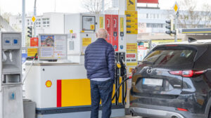 Vyrazny pokles cien na cerpacich staniciach vodici vsak narazili na tvrdu reality stale platime najviac