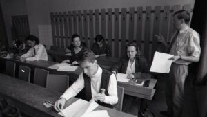 Za kluce od auta na medicinu Ako vyzera korupcia na vysokych skolach za socializmu a preco dnes prijimaju studentov bez prijimacich skusok