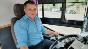 spievajuci autobusar milan sa stal hviezdou regionu ked ho deti uvidia skacu od radosti