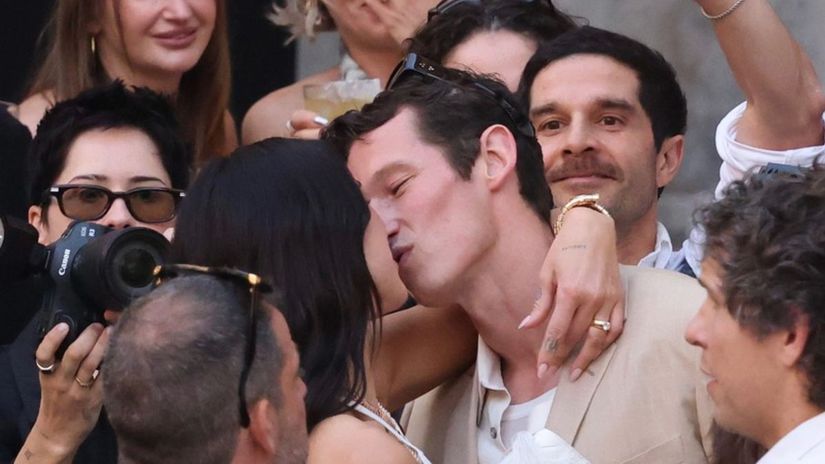 svadobny osial na sicilii dua lipa a turner roztancovali palermo zenich sa dotykal vsade prisla donatella versace aj charli