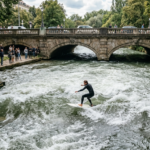 zazrak v srdci vnutrozemanskeho mesta legendarna surferova vlna na rieke zahadne zmizla po mesiacoch hlasi velky navrat