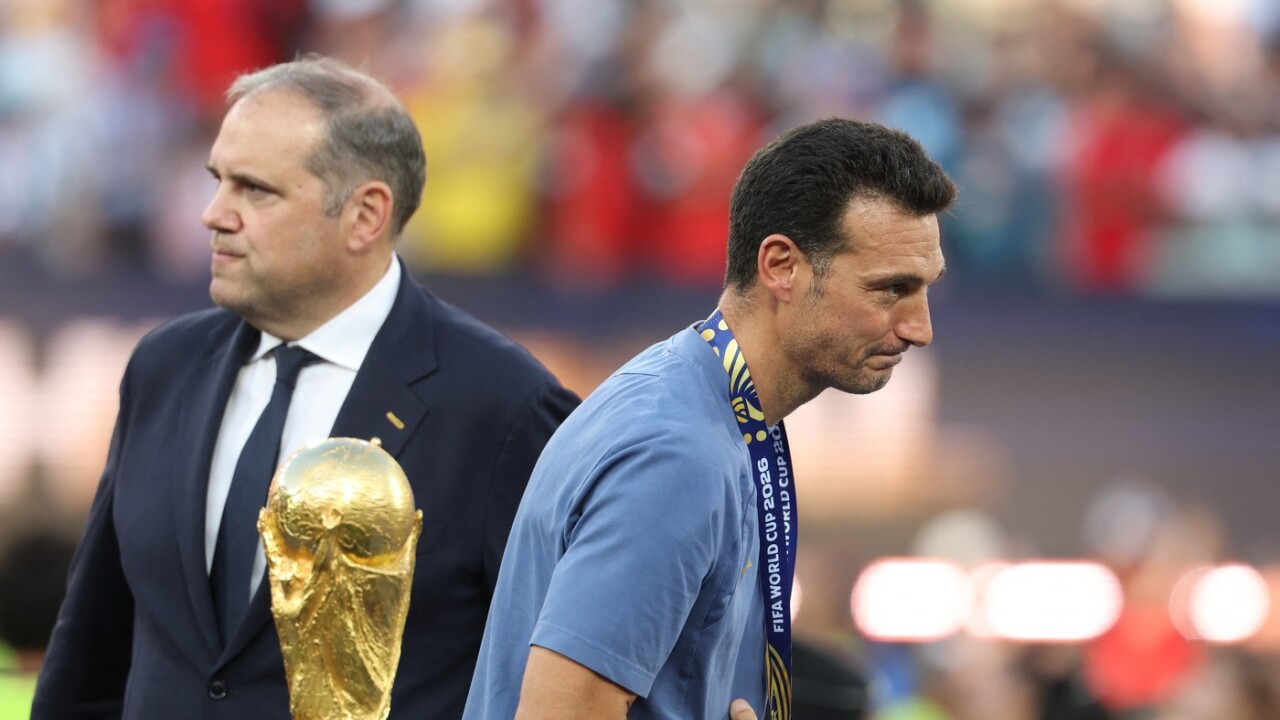 Dojímavé slová argentínskeho trénera. Pri hodnotení sa neubránil slzám a zdrvený opustil tlačovku - MS 2026 - Futbal - Športweb 7 Dojimave slova argentinskeho trenera Pri hodnoteni sa neubranil slzam a zdrveny opustil tlacovku MS 2026 Futbal Sportweb