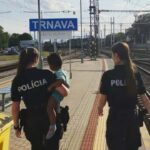 Dvojrocny chlapec nastupil do vlaku bez mamy Ta po pade nestihla nastupit
