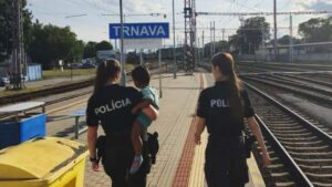 Dvojrocny chlapec nastupil do vlaku bez mamy Ta po pade nestihla nastupit