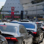 Hadky bitky a obmedzenia pri tankovani Rusi po ukrajinskych utokoch bojuju o palivo Putin krizu zlahcuje