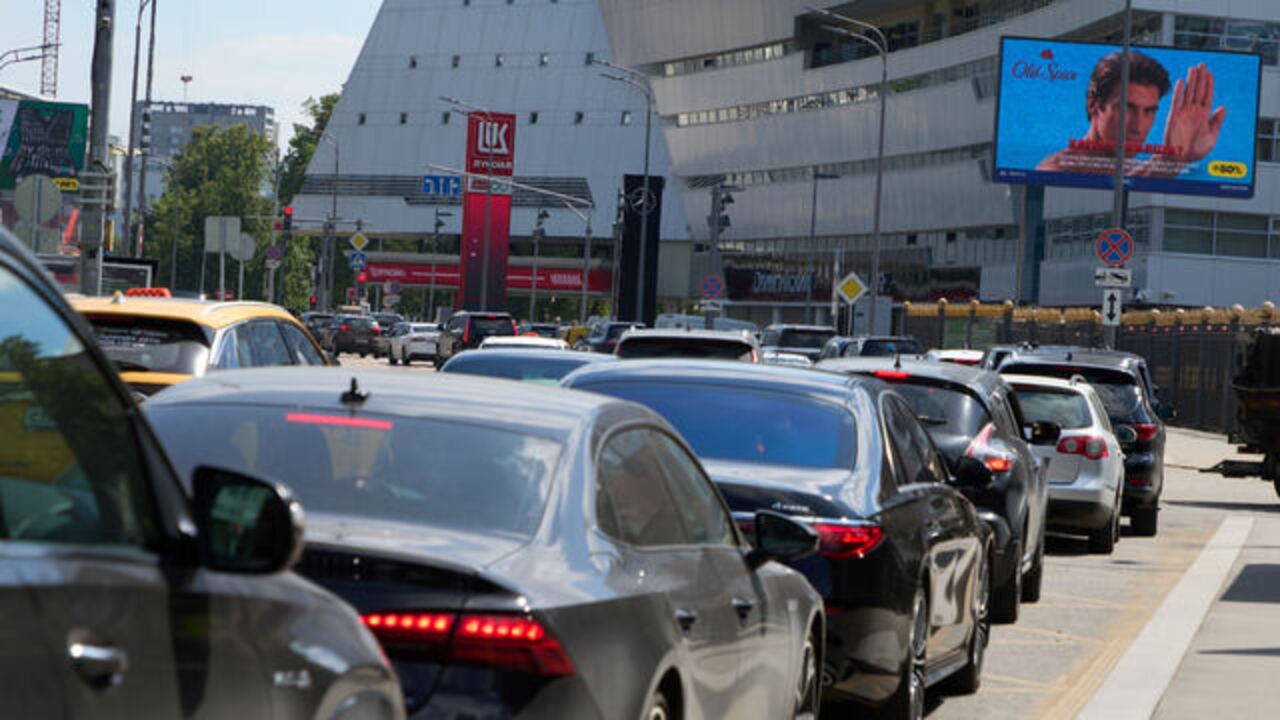 Hadky bitky a obmedzenia pri tankovani Rusi po ukrajinskych utokoch bojuju o palivo Putin krizu zlahcuje