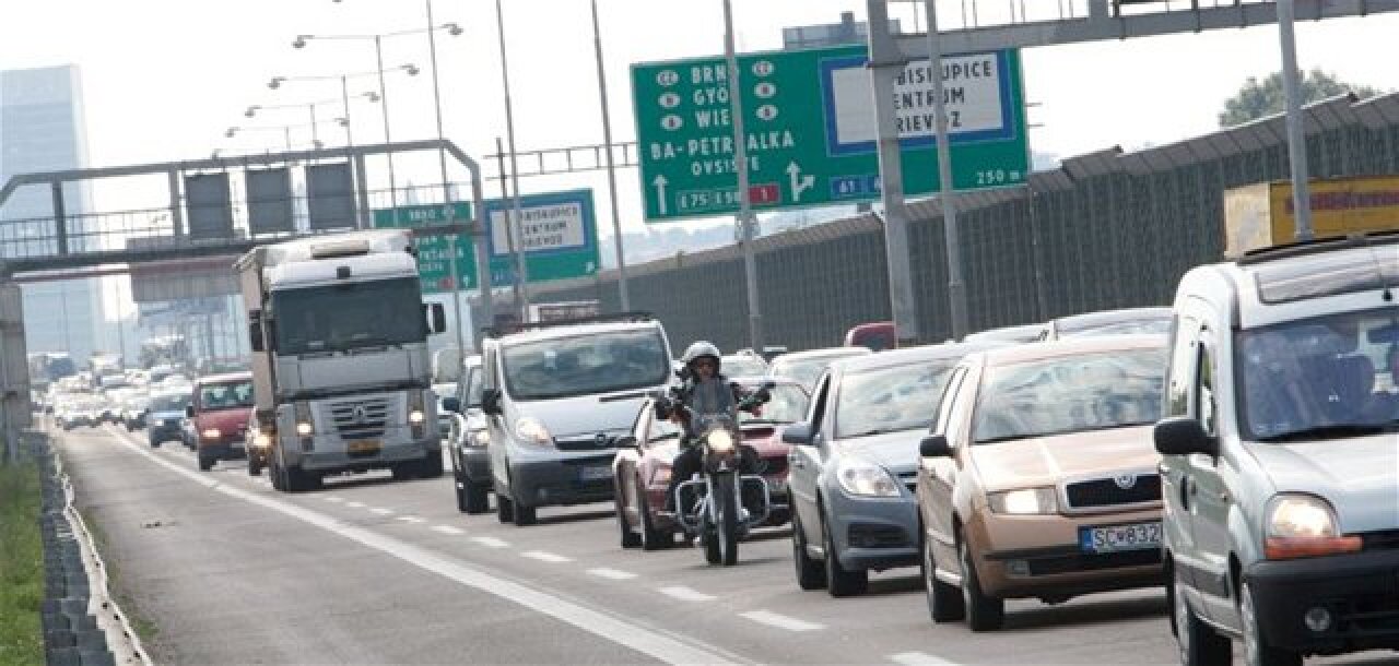 Nevidane aj na pracovne rano Na kratkom useku D1 doslo k styrom nehodam Regiony Spravy