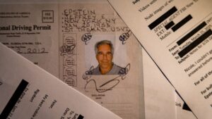 Retaze boli neviditelne ale boli tam Epsteinova asistentka opisala kult v ktorom ju roky zneuzieval