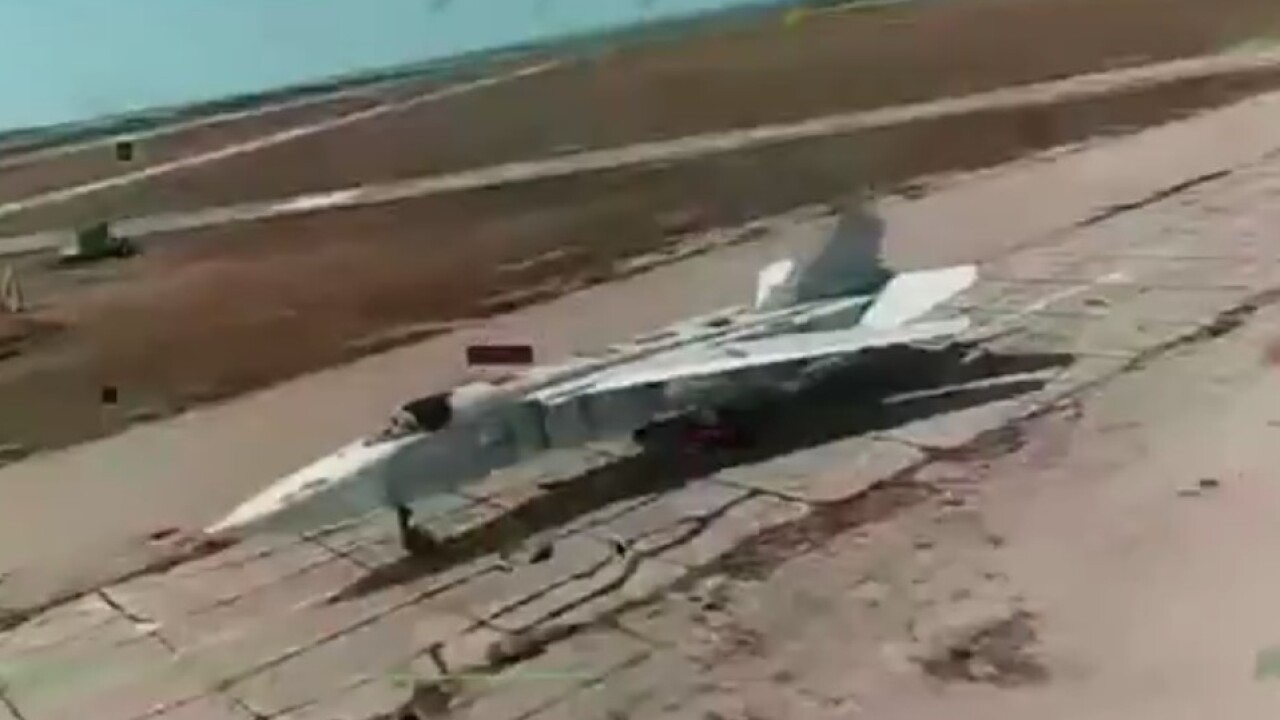 Ruské rušičky ich nezastavili. Modernizované Hornety prenikli na chránenú základňu a zničili vzácny Su-24M - Vojny 9 Ruske rusiczky ich nezastavili Modernizovane Hornety prenikli na chranenu zakladnu a znicili vzacny Su 24M Vojny
