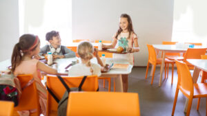 jednoduchy sposob ako motivovat tinedzerov k pestrejsiej strave skola moze pomocit viac nez domaci obed skola ahojmama