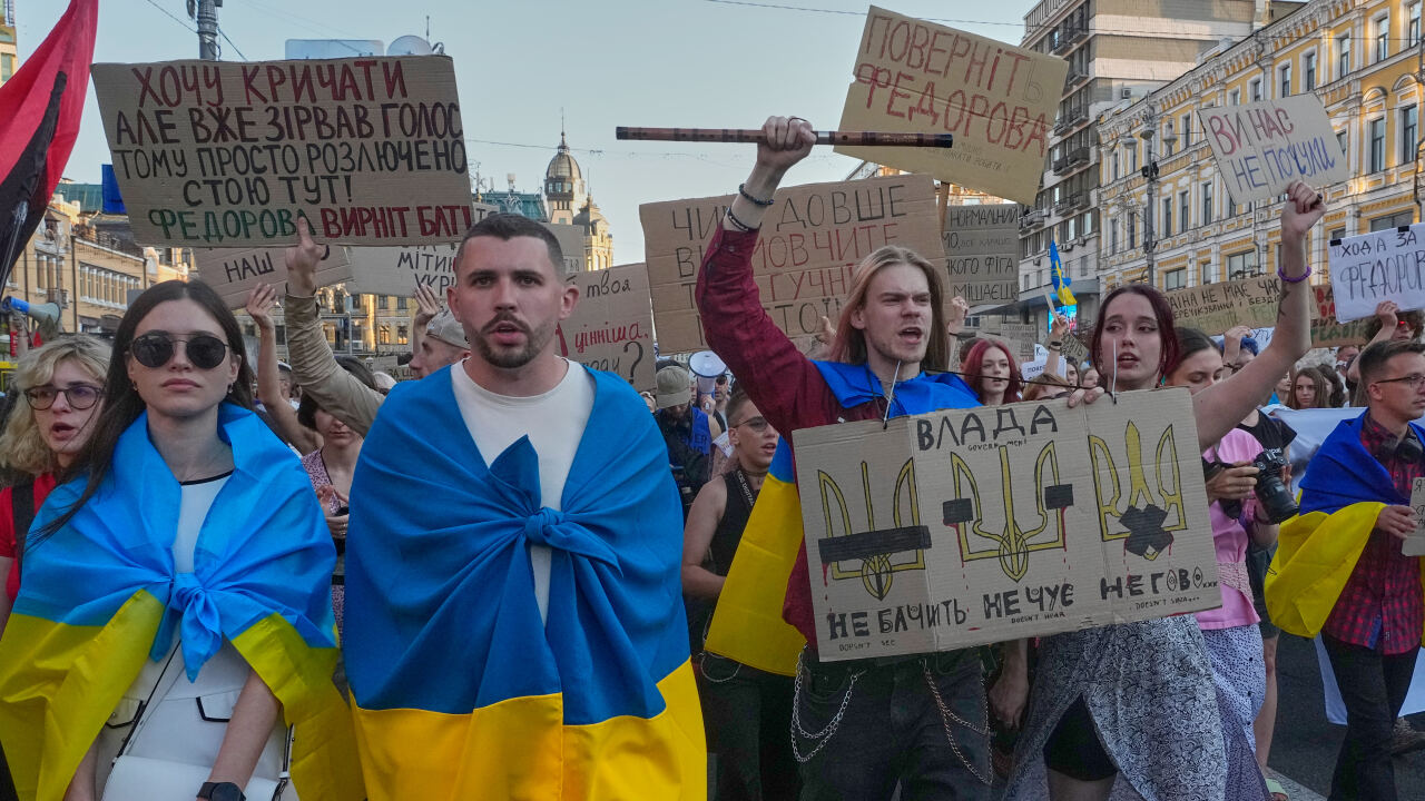 Kyjev opat v uliciach Tisice ludi ziadaju navrat Fedorova Zelenskemu posielaju ostre odkazy Svet Spravy