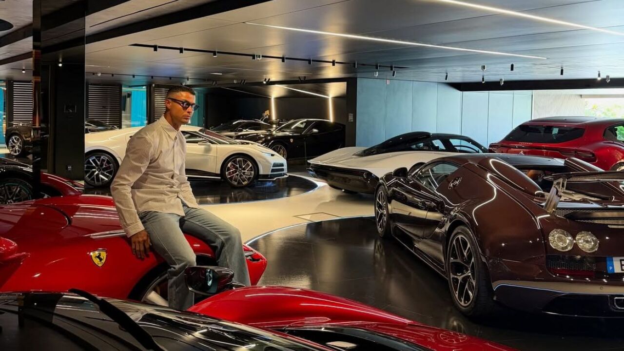 Moje hraky Ferrari Bugatti aj Lamborghini Ronaldo sa pochvlil luxusnou garou plnou skvostov Ostatn Futbal portweb