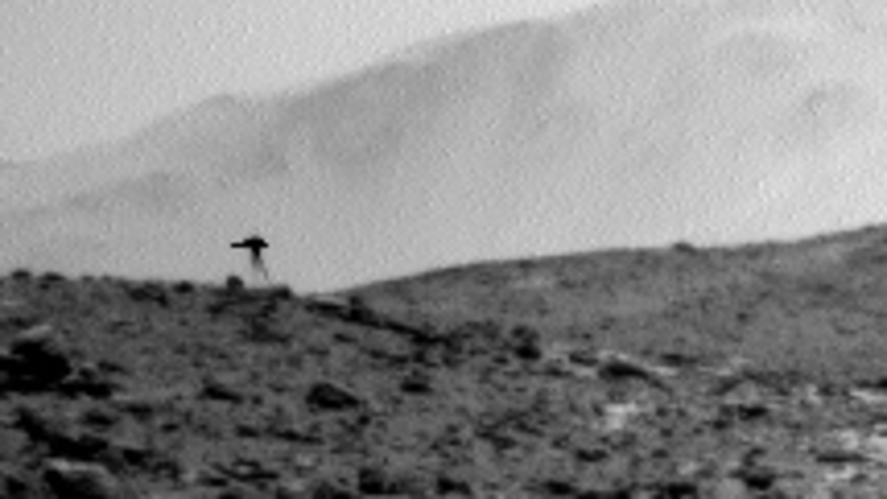 NASA zachytila na Marse nieco co tam o par sekund skor nebolo Internet diskutuje o zahadnej meduze na tenkych nohach