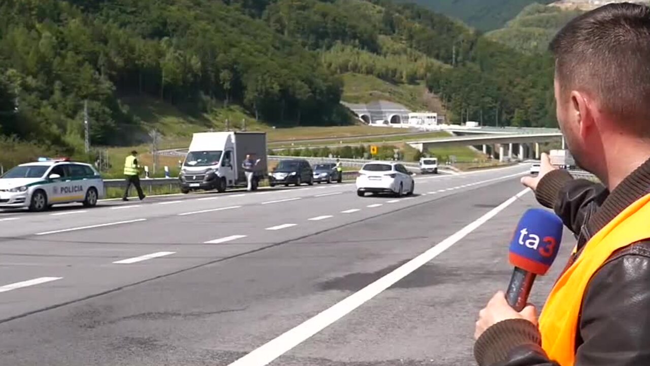 „Navigácia ma sem poslala.“ Na uzavretom zjazde z Višňového natočila ta3 za 15 minút až 10 áut, ktoré ignorovali zákaz. 7 Navigacia ma sem poslala Na uzavretom zjazde z Visnoveho natocila ta3 za 15 minut az 10 aut ktore ignorovali zakaz