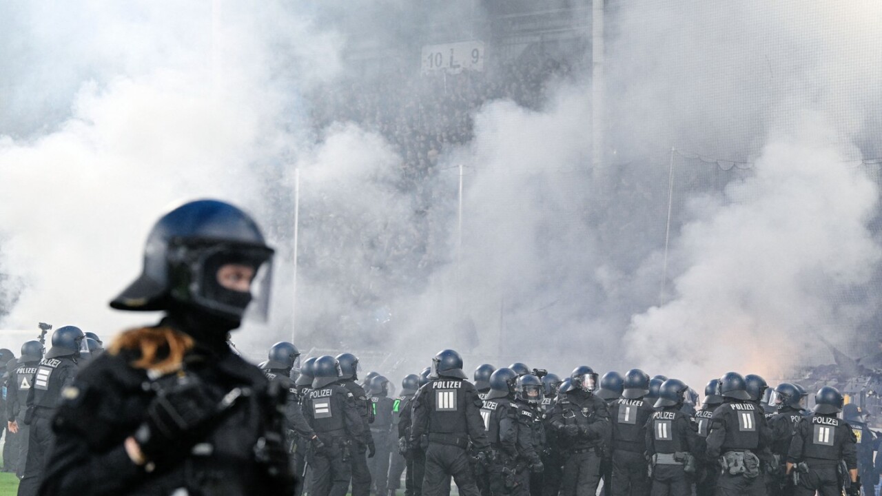 Peklo počas Nemeckého pohára: Derby sa vymklo spod kontroly, 35 policajtov bolo zranených - Ostatné - Futbal - Športweb 9 Peklo poas Nemeckho pohra Derby sa vymklo spod kontroly 35 policajtov bolo zranench Ostatn Futbal portweb