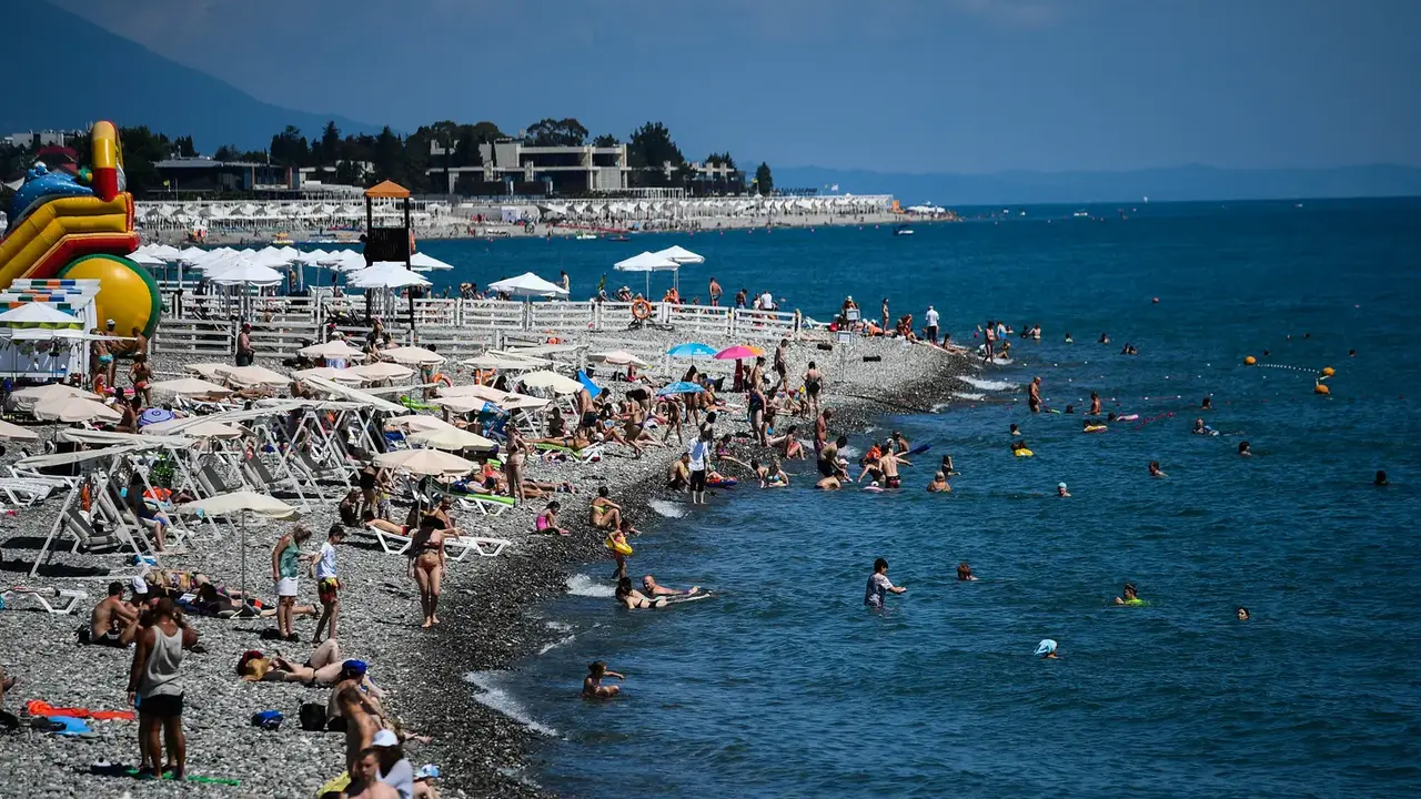 Vojna dorazila aj do obbenho Putinovho letoviska Strach Rusov unavuje turisti sa opauj napriek poletujcim dronom