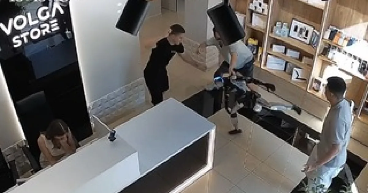 Dron na čistenie solárnych panelov na ulici v Číne osprchoval psa