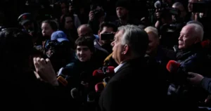 Súd poslal Orbánovho exministra za mreže, zostáva vo väzbe pre veľkú korupčnú kauzu