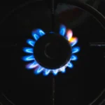 Účet za plyn môže byť vyšší o 25 %, upozorňuje analytik. Energopomoc opäť problémy
