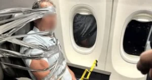 VIDEO: Boeing sa v silnom vetre naklonil a krídlom zasiahol zem