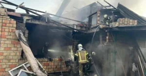 VIDEO: Dron zasiahol budovu v centre Kyjeva. Muži zostali na rímse medzi dymom a plameňmi