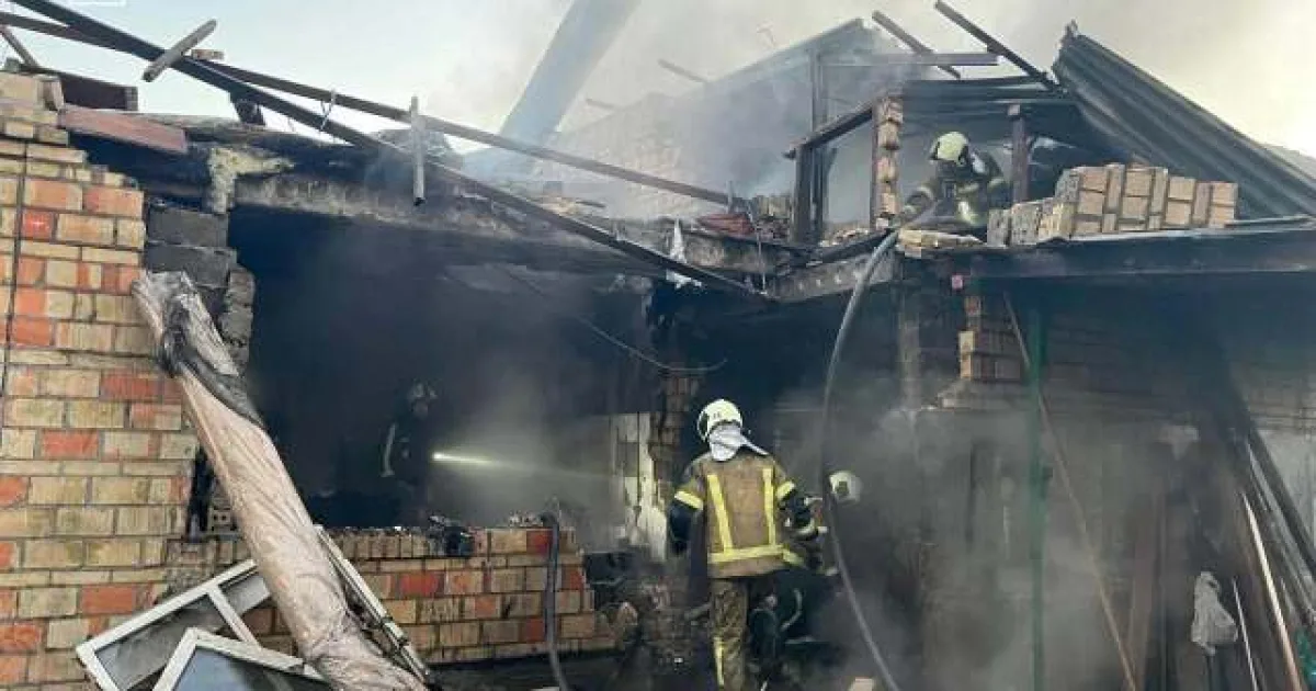 VIDEO: Dron zasiahol budovu v centre Kyjeva. Muži zostali na rímse medzi dymom a plameňmi
