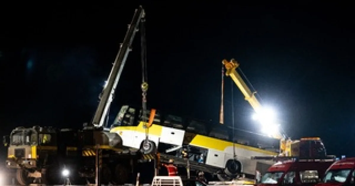 VIDEO: Pri reportáži o tragédii zrazilo auto dievča pred kamerou