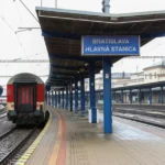 Vlaky medzi Bratislavou a Trnavou stáli takmer hodinu, zasahoval vrtuľník