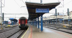 Vlaky medzi Bratislavou a Trnavou stáli takmer hodinu, zasahoval vrtuľník