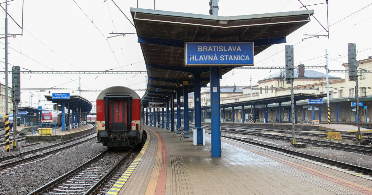 Vlaky medzi Bratislavou a Trnavou stáli takmer hodinu, zasahoval vrtuľník