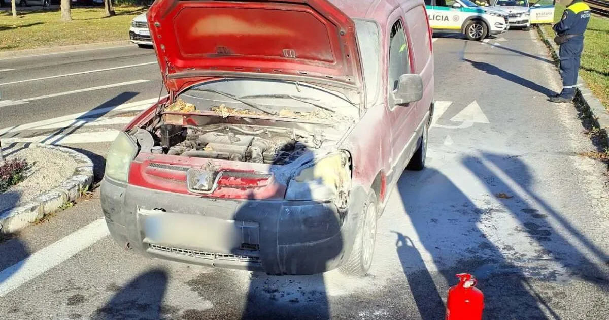 Auto začalo horieť na bratislavskej ulici, vodič pri hasení utrpel popáleniny